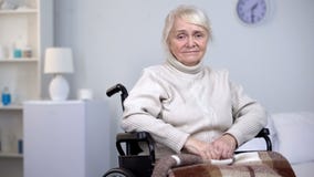 Отчаянная плача дама в кресло-коляске смотря в камеру, депрессию старости стоковое изображение rf Отчаянная плача дама в кресло-коляске смотря в камеру, депрессию старости стоковое изображение rf