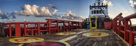 Оффшорный взгляд сосуда от палубы во время восхода солнца стоковые изображения rf Оффшорный взгляд сосуда от палубы во время восхода солнца стоковые изображения rf