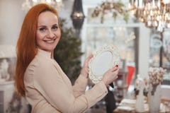 Очаровывая женщина наслаждаясь ходить по магазинам дома магазин оформления стоковое фото rf Очаровывая женщина наслаждаясь ходить по магазинам дома магазин оформления стоковое фото rf