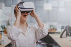 Очаровывая молодая коммерсантка работая на ее офисе стоковые фото Очаровывая молодая коммерсантка работая на ее офисе стоковые фото