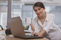 Очаровывая молодая коммерсантка работая на ее офисе стоковые фото Очаровывая молодая коммерсантка работая на ее офисе стоковые фото