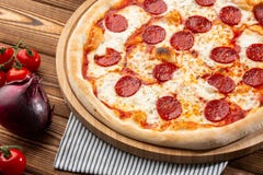 Очень вкусная горячая домодельная пицца Pepperoni на деревянном столе стоковое изображение rf Очень вкусная горячая домодельная пицца Pepperoni на деревянном столе стоковое изображение rf