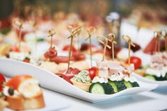 Очень вкусная закуска на, который служат таблице в ресторане стоковые фотографии rf Очень вкусная закуска на, который служат таблице в ресторане стоковые фотографии rf