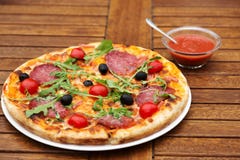 Очень вкусная итальянская пицца, который служат на деревянном столе Стоковые Фотографии RF Очень вкусная итальянская пицца, который служат на деревянном столе Стоковые Фотографии RF