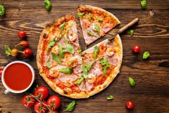 Очень вкусная итальянская пицца, который служат на деревянном столе Стоковая Фотография Очень вкусная итальянская пицца, который служат на деревянном столе Стоковая Фотография
