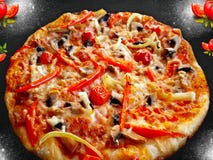 Очень вкусная итальянская домодельная пицца стоковые изображения rf Очень вкусная итальянская домодельная пицца стоковые изображения rf