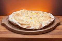Очень вкусная итальянская пицца, который служат на деревянном столе стоковые изображения rf Очень вкусная итальянская пицца, который служат на деревянном столе стоковые изображения rf