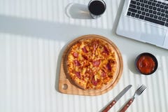 Очень вкусная итальянская пицца, который служат на деревянном столе Стоковая Фотография RF Очень вкусная итальянская пицца, который служат на деревянном столе Стоковая Фотография RF