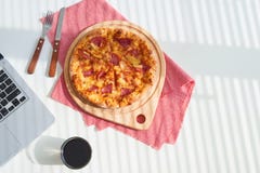 Очень вкусная итальянская пицца, который служат на деревянном столе Стоковые Изображения RF Очень вкусная итальянская пицца, который служат на деревянном столе Стоковые Изображения RF