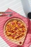 Очень вкусная итальянская пицца, который служат на деревянном столе Стоковое фото RF Очень вкусная итальянская пицца, который служат на деревянном столе Стоковое фото RF