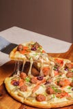 Очень вкусная пицца служила на деревянной плите - Imagen стоковая фотография rf Очень вкусная пицца служила на деревянной плите - Imagen стоковая фотография rf