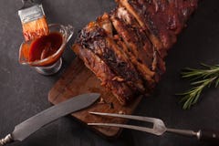Очень вкусные barbecued нервюры закалённые с пряным наметывая соусом стоковое изображение rf Очень вкусные barbecued нервюры закалённые с пряным наметывая соусом стоковое изображение rf