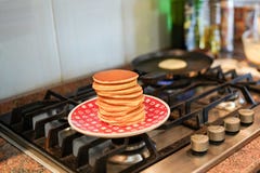 Очень вкусные блинчики на предпосылке печи вкусный здоровый завтрак еды для всей семьи оладььи стоковые фотографии rf Очень вкусные блинчики на предпосылке печи вкусный здоровый завтрак еды для всей семьи оладььи стоковые фотографии rf