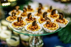 Очень вкусные грецкие орехи шоколада на стеклянном подносе Еда концепции, desse стоковое фото Очень вкусные грецкие орехи шоколада на стеклянном подносе Еда концепции, desse стоковое фото
