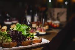 Очень вкусные закуски на таблице, подача собственной личности стоковое фото rf Очень вкусные закуски на таблице, подача собственной личности стоковое фото rf
