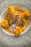 Очень вкусные испеченные рыбы с кренами и соусом овоща, который служат с травами, фотография продукта для исключительного рестора стоковые фото Очень вкусные испеченные рыбы с кренами и соусом овоща, который служат с травами, фотография продукта для исключительного рестора стоковые фото