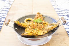 Очень вкусные макаронные изделия морепродуктов смешивания на древесине стоковые изображения rf Очень вкусные макаронные изделия морепродуктов смешивания на древесине стоковые изображения rf