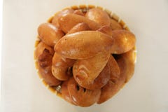 Очень вкусные пирожки на взгляде сверху плиты на белой предпосылке стоковое фото Очень вкусные пирожки на взгляде сверху плиты на белой предпосылке стоковое фото