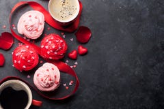 Очень вкусные пирожные и кофейные чашки стоковая фотография Очень вкусные пирожные и кофейные чашки стоковая фотография