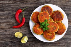 Очень вкусные свежие зажаренные домодельные торты рыб стоковые фото Очень вкусные свежие зажаренные домодельные торты рыб стоковые фото