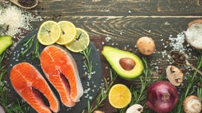 Очень вкусные стейки свежих рыб, семги, форель Чистая и вкусная еда знамена стоковое фото Очень вкусные стейки свежих рыб, семги, форель Чистая и вкусная еда знамена стоковое фото
