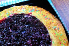 Очень вкусный вкусный tortilla пирога вишни с брызгает на предпосылке деревянной доски готовой для еды стоковое изображение Очень вкусный вкусный tortilla пирога вишни с брызгает на предпосылке деревянной доски готовой для еды стоковое изображение