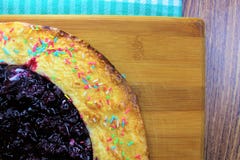 Очень вкусный вкусный tortilla пирога вишни с брызгает на предпосылке деревянной доски готовой для еды стоковые фото Очень вкусный вкусный tortilla пирога вишни с брызгает на предпосылке деревянной доски готовой для еды стоковые фото