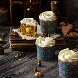 Очень вкусный домодельный отрезок пирожных моркови с белой красивой замороженностью и оранжевой завалкой стоковые изображения Очень вкусный домодельный отрезок пирожных моркови с белой красивой замороженностью и оранжевой завалкой стоковые изображения