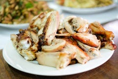 Очень вкусный жареный цыпленок для подачи закуски на белую плиту стоковое изображение Очень вкусный жареный цыпленок для подачи закуски на белую плиту стоковое изображение