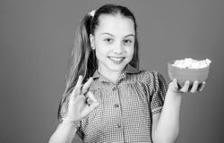 Очень вкусный зефир e Небольшая девушка съесть очень вкусный зефир r счастливый маленький стоковые изображения rf Очень вкусный зефир e Небольшая девушка съесть очень вкусный зефир r счастливый маленький стоковые изображения rf