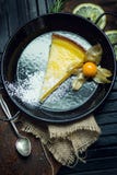 Очень вкусный лимон, пирог известки кисло Атмосфера ресторана или кафа Винтаж стоковое фото rf Очень вкусный лимон, пирог известки кисло Атмосфера ресторана или кафа Винтаж стоковое фото rf