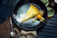 Очень вкусный лимон, пирог известки кисло Атмосфера ресторана или кафа Винтаж стоковое изображение rf Очень вкусный лимон, пирог известки кисло Атмосфера ресторана или кафа Винтаж стоковое изображение rf