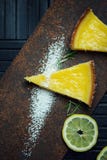 Очень вкусный лимон, пирог известки кисло Атмосфера ресторана или кафа Винтаж стоковое изображение Очень вкусный лимон, пирог известки кисло Атмосфера ресторана или кафа Винтаж стоковое изображение