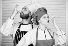 Очень вкусный обедающий семьи Варить с вашим супругом может усилить отношения Пары варя обедающий Женщина и бородатое стоковое изображение Очень вкусный обедающий семьи Варить с вашим супругом может усилить отношения Пары варя обедающий Женщина и бородатое стоковое изображение