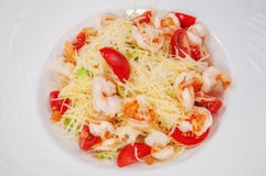 Очень вкусный салат креветки и томата с marinated изолированными сыром и тостом фета, стоковое изображение rf Очень вкусный салат креветки и томата с marinated изолированными сыром и тостом фета, стоковое изображение rf