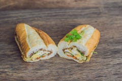 Очень вкусный сандвич Bahn Mi вьетнамца на деревянной предпосылке стоковые изображения Очень вкусный сандвич Bahn Mi вьетнамца на деревянной предпосылке стоковые изображения
