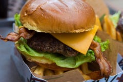 Очень вкусный свежий конец бургера вверх Селективный фокус с малой глубиной поля стоковое изображение rf Очень вкусный свежий конец бургера вверх Селективный фокус с малой глубиной поля стоковое изображение rf