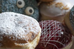 Очень вкусный свежо испеченный берлинец с различными отбензиниваниями стоковое фото Очень вкусный свежо испеченный берлинец с различными отбензиниваниями стоковое фото