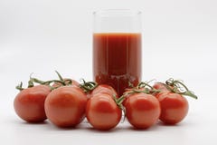Очень вкусный сок томата и рука вполне плодов стоковое изображение Очень вкусный сок томата и рука вполне плодов стоковое изображение