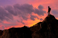 Очень интересный момент Молодое mountainer управляло взобраться к верхней части и достигнуться его цель стоковые фотографии rf Очень интересный момент Молодое mountainer управляло взобраться к верхней части и достигнуться его цель стоковые фотографии rf