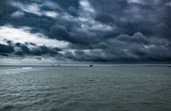 Очень драматическое небо, шторм приходя на море Стоковое Изображение Очень драматическое небо, шторм приходя на море Стоковое Изображение