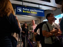 Очередь пассажиров вверх на пограничном контроле, Париже, Франции стоковые фото Очередь пассажиров вверх на пограничном контроле, Париже, Франции стоковые фото