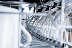 Очистите стекла после мыть в судомойке Стоковое Изображение RF Очистите стекла после мыть в судомойке Стоковое Изображение RF