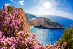 Пляж Navagio с кораблекрушением на острове Закинфа в Греции стоковое фото Пляж Navagio с кораблекрушением на острове Закинфа в Греции стоковое фото
