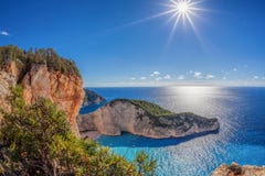 Пляж Navagio с кораблекрушением против захода солнца на острове Закинфа в Греции стоковое изображение Пляж Navagio с кораблекрушением против захода солнца на острове Закинфа в Греции стоковое изображение