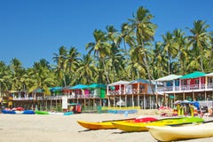 Пляж Palolem Индия Goa, красочные бунгала под пальмой стоковое фото Пляж Palolem Индия Goa, красочные бунгала под пальмой стоковое фото