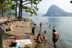 Пляж парка Ciani ботанического на Лугано на Швейцарии стоковые фото Пляж парка Ciani ботанического на Лугано на Швейцарии стоковые фото