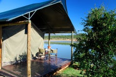 Палаточное размещещние в Африке. Около Oudtshoorn, западная накидка, Южная Африка стоковая фотография rf Палаточное размещещние в Африке. Около Oudtshoorn, западная накидка, Южная Африка стоковая фотография rf
