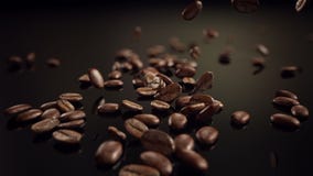 Падать замедленного движения кофейных зерен Падать замедленного движения кофейных зерен