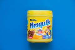 Пакет напитка Nesquik шоколада и какао Nestle на голубой предпосылке стоковая фотография rf Пакет напитка Nesquik шоколада и какао Nestle на голубой предпосылке стоковая фотография rf